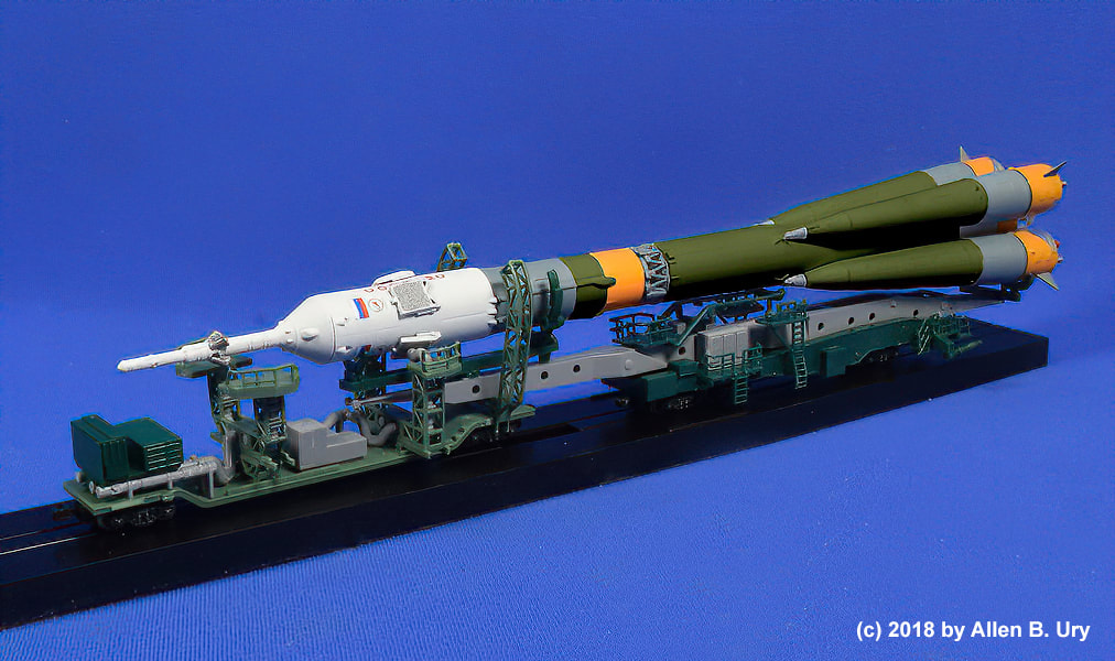 Soyuz Launch Vehicle & Transporter 1:150 - Fantastic Plastic
